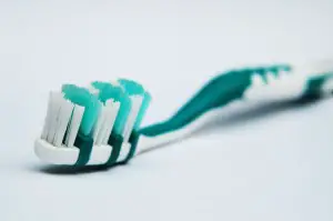 How to clean a toothbrush?