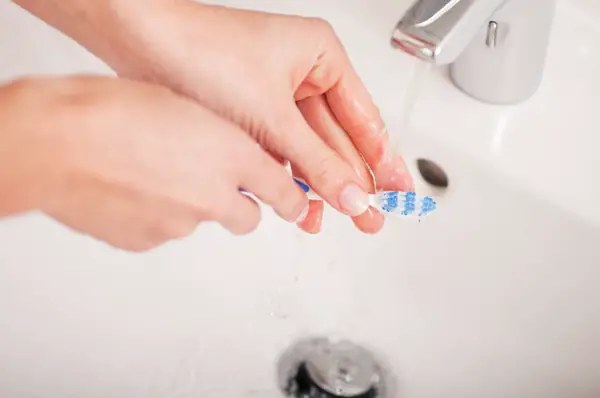 Tips of cleaning a toothbrush